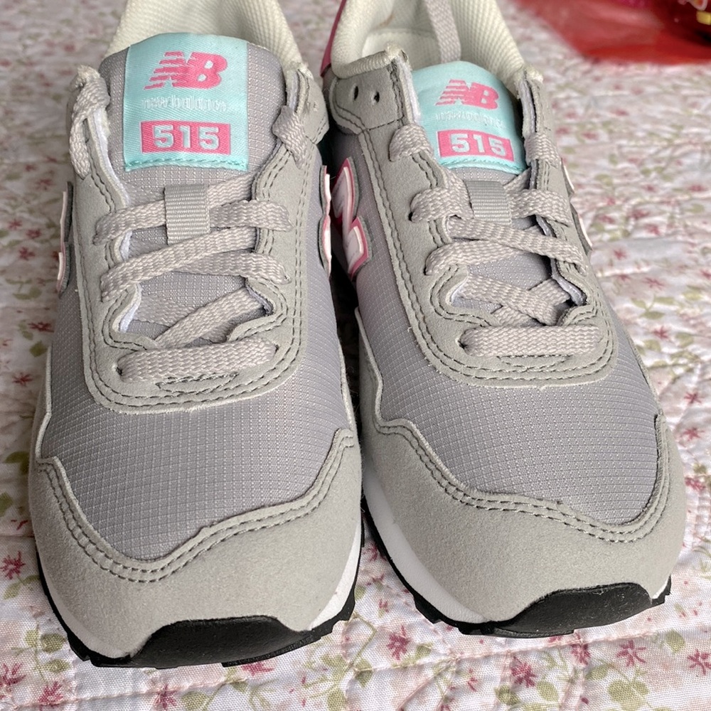 Brand new gray shoes for girls size 13.5 👟 🎀💙